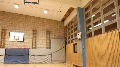 Wenn starke Regenfälle und Windböen zusammenkommen, tritt immer wieder Wasser in die Grundschulturnhalle ein. Um weitere Schäden zu verhindern, soll das Dach saniert werden. (Foto: Antonia Müller)