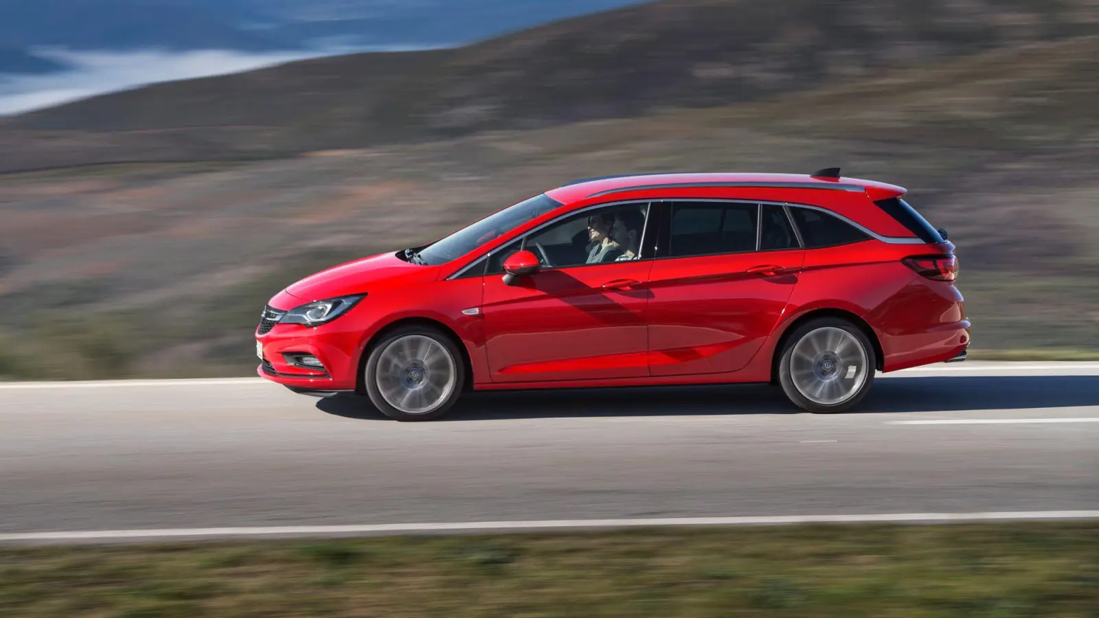 Darf&#39;s ein bisschen mehr sein? Wer mehr Platz im Opel Astra haben möchte, kann auch zum Kombi Sports Tourer greifen. (Foto: weigl.biz/Opel Automobile GmbH/dpa-tmn)