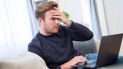 Sie haben Ihren Dienstlaptop im Homeoffice beschädigt? Dann sollten Sie Ihrem Arbeitgeber rasch Bescheid geben. (Foto: Christin Klose/dpa-tmn)