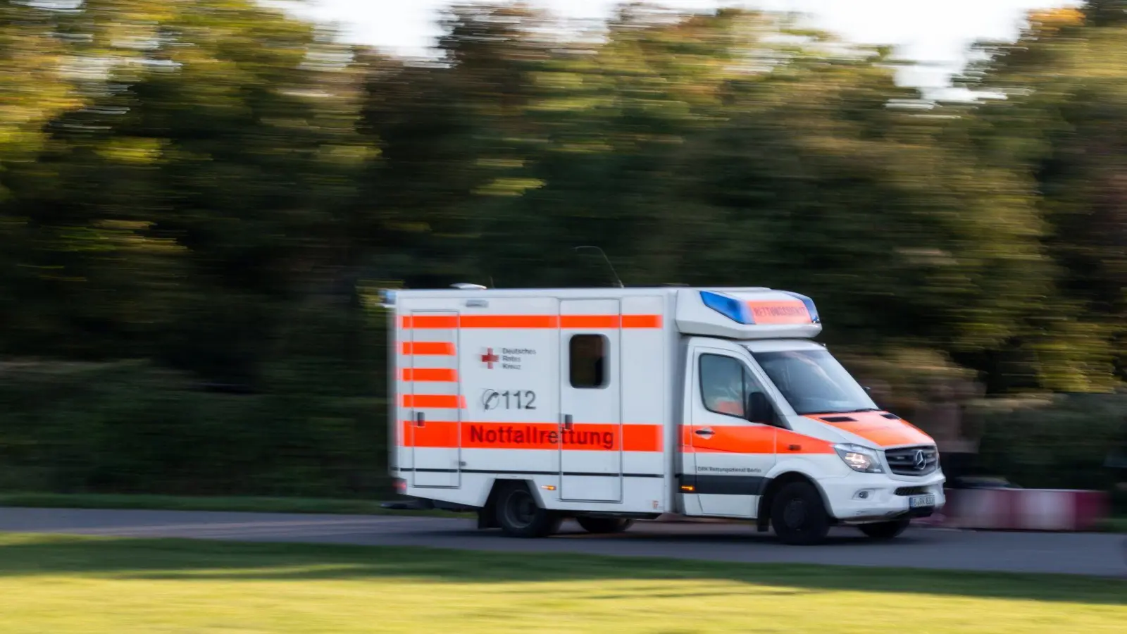 Ein Rettungswagen fährt zu einem Einsatz. (Foto: Fernando Gutierrez-Juarez/dpa-Zentralbild/ZB/Symbolbild)