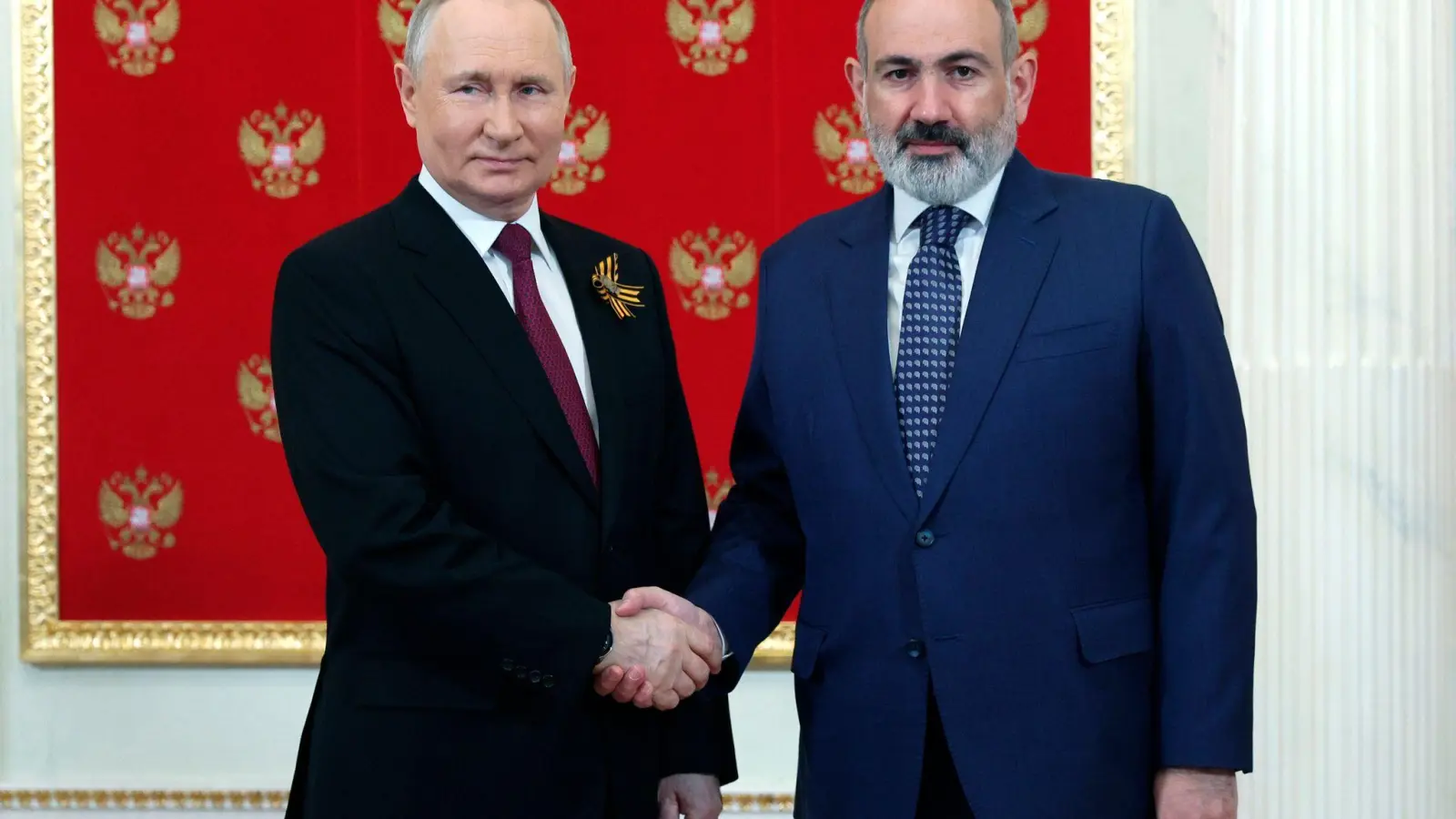 Trotz Handshake: Die Beziehungen zwischen Kremlchef Putin und Armeniens Premier Paschinjan gelten als gespannt. (Archivbild) (Foto: Vladimir Smirnov/Pool Sputnik Kremlin/AP/dpa)