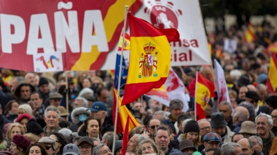 Gegen die geplante Amnestie für die katalanische Separatisten regt sich erneut Widerstand: Tausende Menschen protestierten in Madrid gegen die Pläne der spanischen Regierung. (Foto: Luis Soto/SOPA Images via ZUMA Press Wire/dpa)