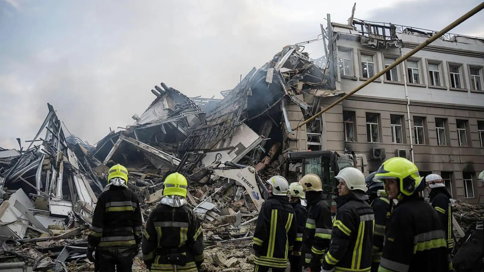 Rettungskräfte arbeiten an zerstörten Gebäuden nach einem Angriff auf Odessa. (Foto: Pavlo Petrov/Ukrainian Emergency Service/AP/dpa)