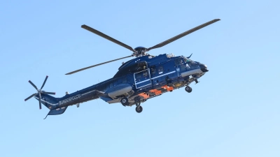 Eine Hubschrauber-Besatzung brachte die 44-Jährige in Sicherheit. (Foto: Jonas Walzberg/dpa)