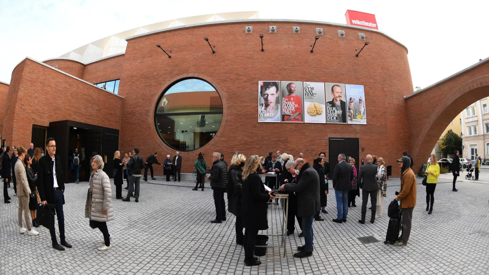 Das Volkstheater ist aus der Sommerpause zurück (Foto: Felix Hörhager/dpa)