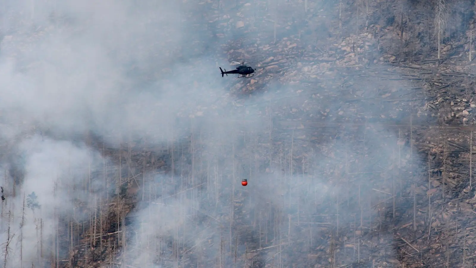 Der Brand am Brocken im Harz ist noch nicht unter Kontrolle. (Foto: Matthias Bein/dpa)