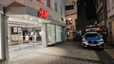 Nach einem Überfall auf den H&amp;M in der Ansbacher Uzstraße ist die Polizei auf der Suche nach den Tätern. (Foto: Andrea Walke)