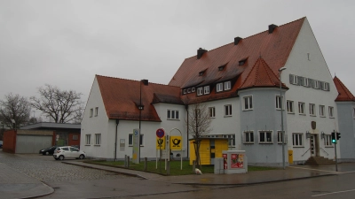 Die ehemalige Post gehört zu den das Ortsbild prägenden Gebäuden in der Luitpoldstraße. Der Komplex soll verkauft und erweitert werden. Dazu soll das frühere Verteilzentrum in dem roten Backsteinbau im Hintergrund überbaut werden. (Foto: Markus Weinzierl)