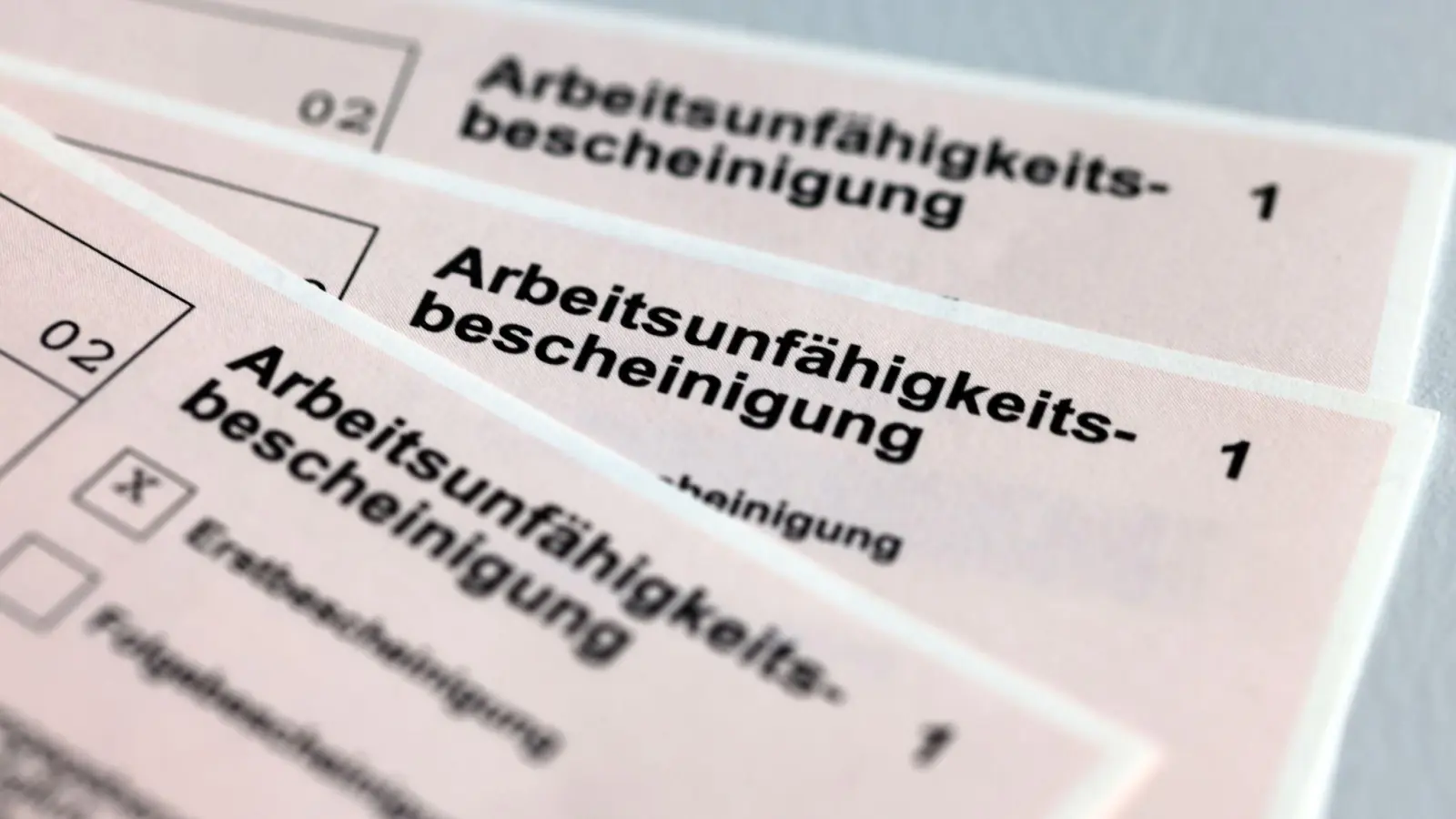 Bei den Krankschreibungen im Job hat sich in diesem Sommer nach einer Auswertung der Krankenkasse DAK-Gesundheit eine starke Erkältungswelle gezeigt. (Foto: Jens Büttner/dpa-Zentralbild/dpa)