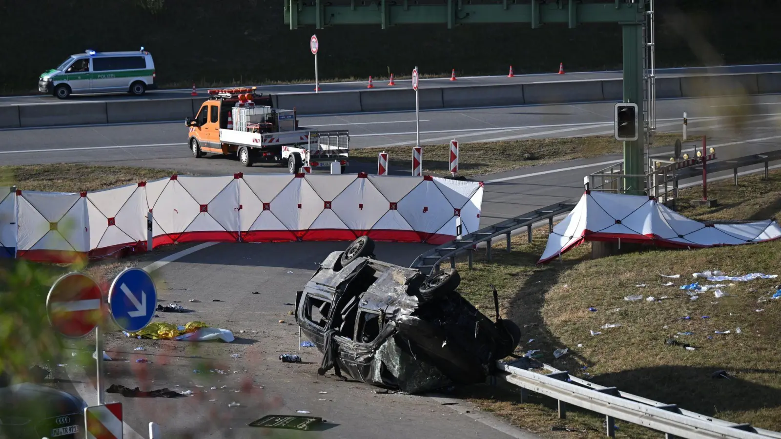 Der Wagen mit den Migranten überschlug sich in einer Kurve an einer Autobahnausfahrt. (Archivbild) (Foto: Sven Hoppe/dpa)