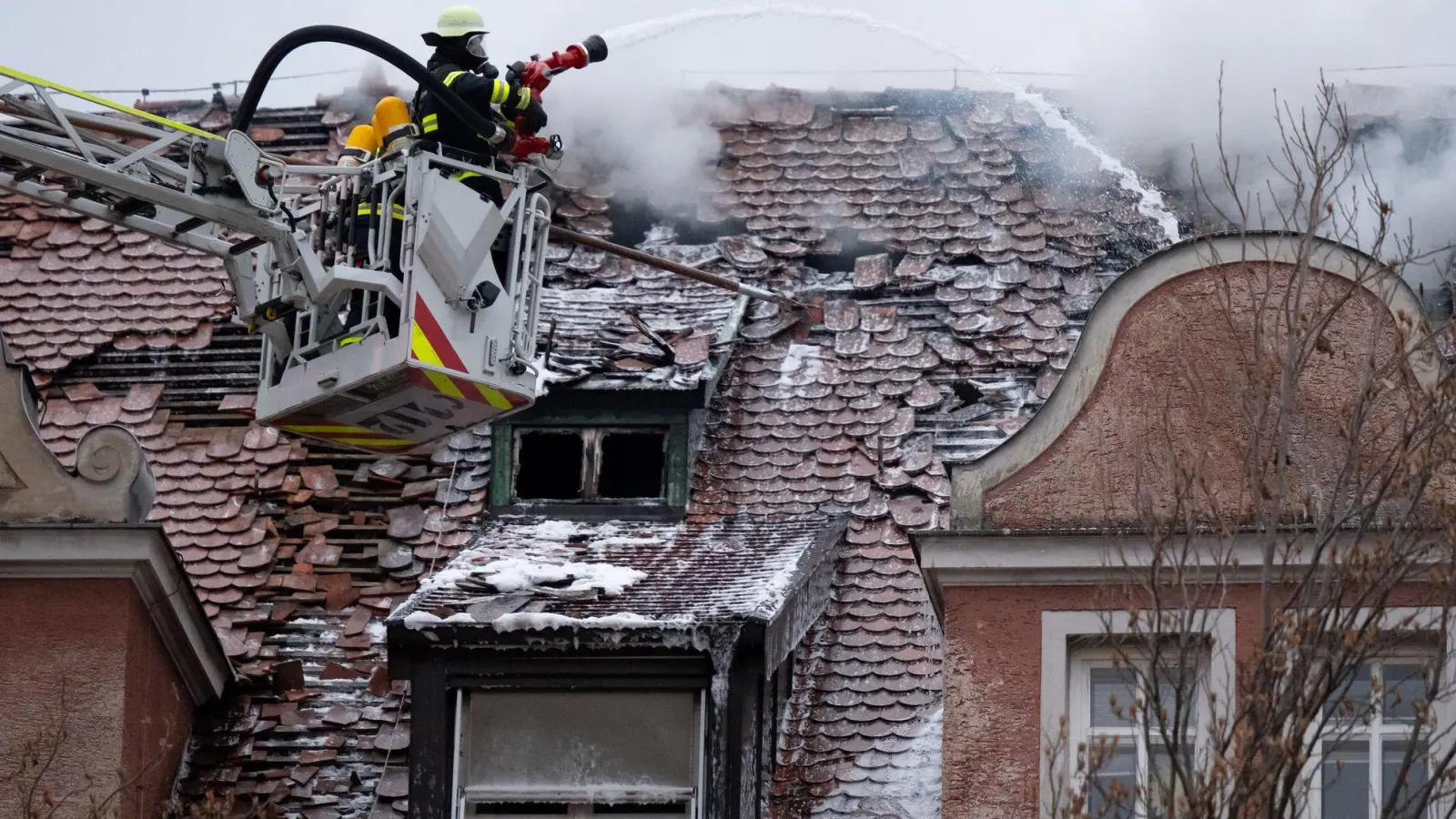 60 Menschen sind aus dem betroffenen Gebäude gebracht worden. (Foto: Sven Hoppe/dpa)