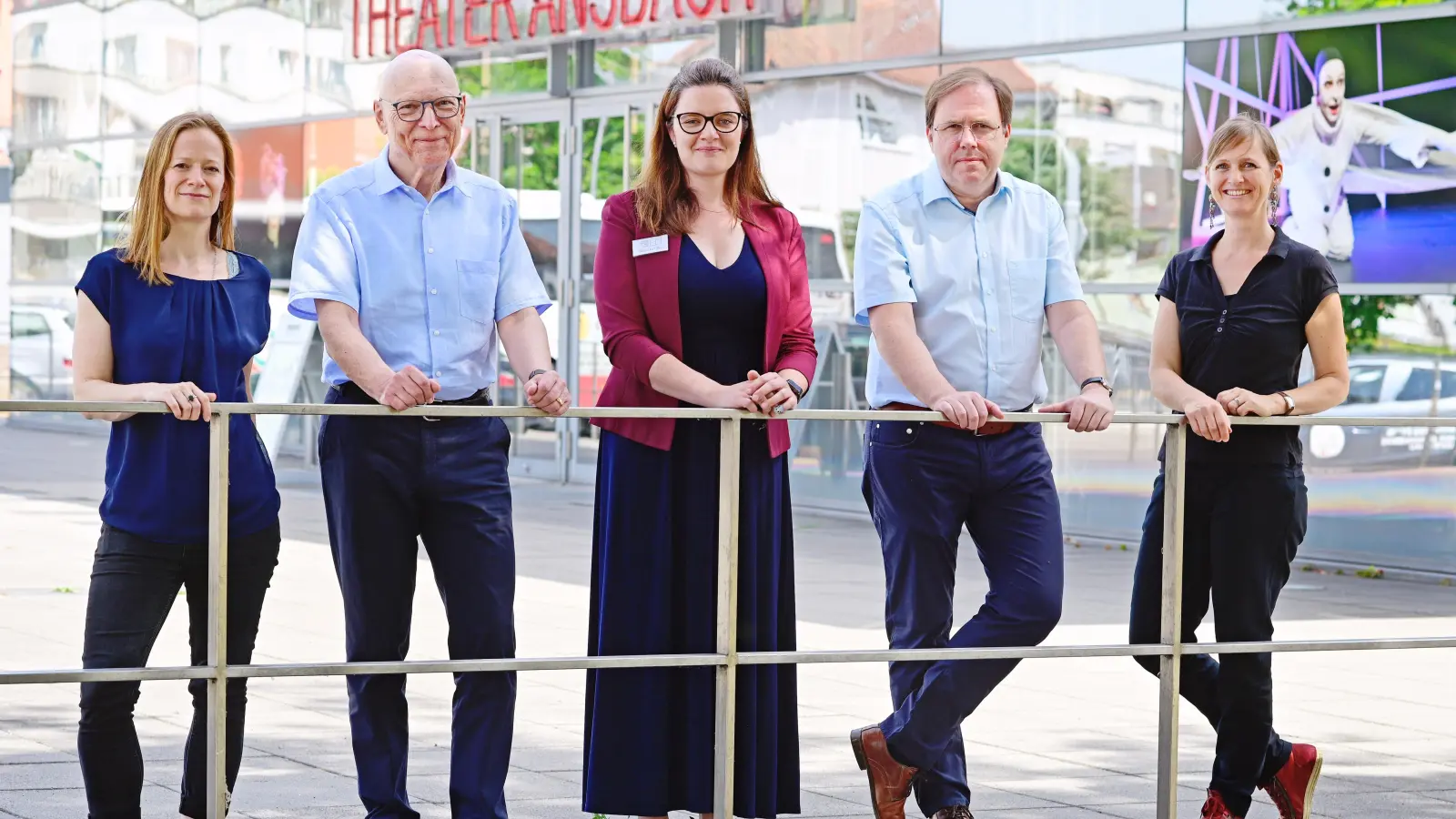 Das Team des Theater Ansbach und der Genossenschaft – hier Sabine Effmert, Heribert Schmidt, Natascha Lifka, Axel Krauße und Veronika Mall (von links) – präsentierte den neuen Spielplan. (Foto: Jim Albright)