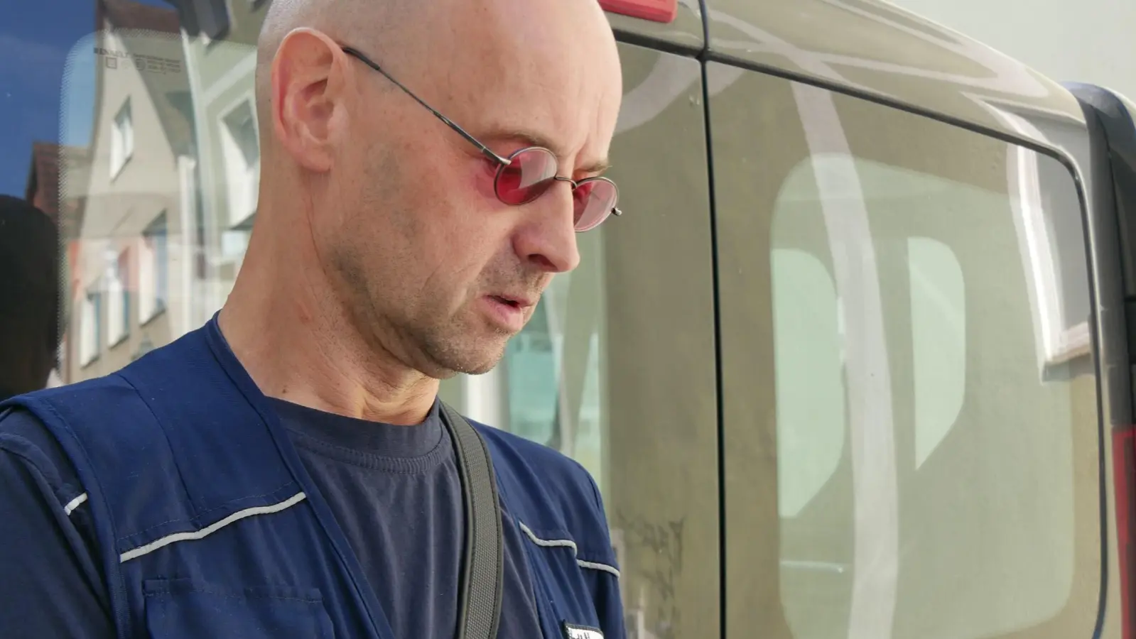 Jürgen Reininger ist einer von drei Mitarbeitern bei der kommunalen Verkehrsüberwachung in Neustadt. Zehn bis 15 Kilometer läuft er täglich durch die Stadt. (Foto: Ulli Ganter)