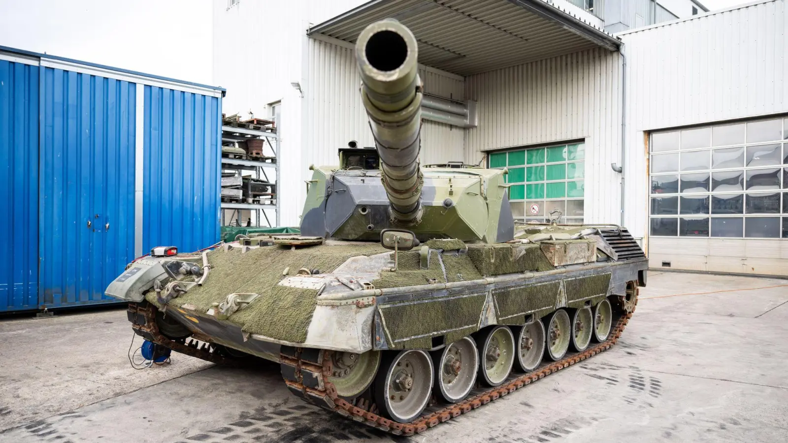 Ein Panzer vom Typ Leopard 1 (Archivbild). Rheinmetall bereitet rund 30 der Panzer für die Ukraine auf. (Foto: Daniel Reinhardt/dpa)