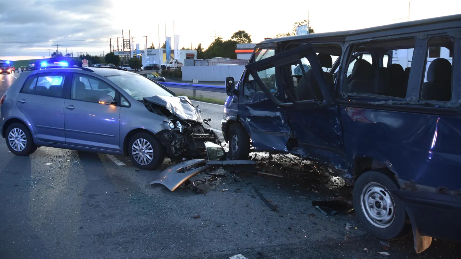 Der Fahrer des tschechischen Kleinbusses wollte, aus Richtung Stübach kommend, auf die Bundesstraße abbiegen. Dabei rammte er den Wagen eines Höchstädters. (Foto: Anita Dlugoß)