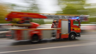 Die Feuerwehr musste in Petersaurach ein brennendes Auto löschen. (Symbolbild: Robert Michael/dpa-Zentralbild)