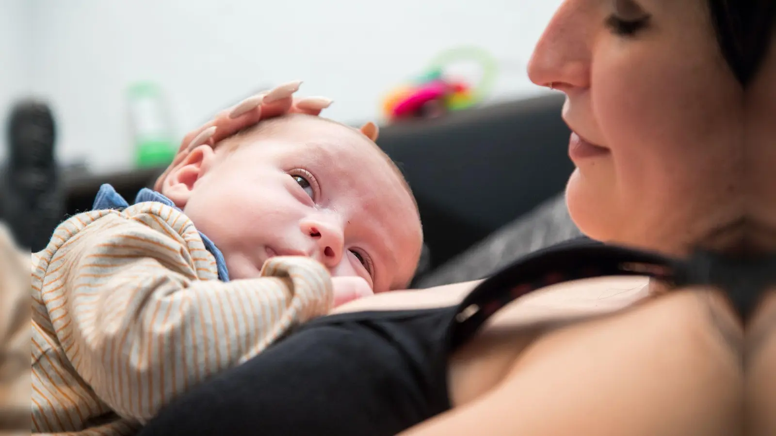 Plagiozephalie kann in den ersten vier bis zwölf Wochen auftreten, wenn Säuglinge eine bestimmte Schlafposition bevorzugen. (Foto: Christin Klose/dpa-tmn)