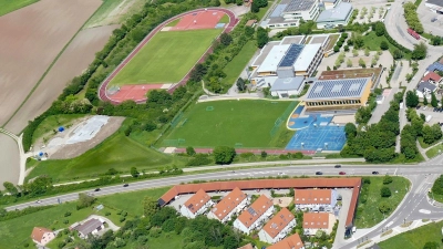 Wer zum Skatepark (links) zwischen den Außensportanlagen von Realschule und Gymnasium will, darf nicht direkt mit dem Auto dorthin fahren. Der Weg entlang der Bundesstraße darf nur von land- und forstwirtschaftlichen Fahrzeugen genutzt werden. (Foto: Walter Röber)