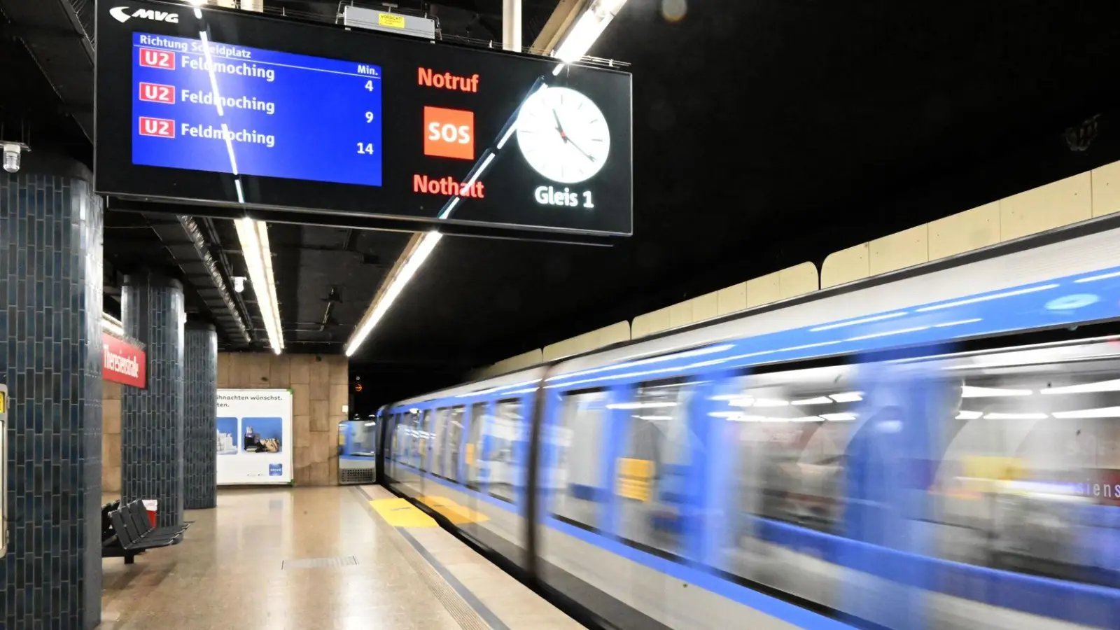 In mehreren bayerischen Verkehrsverbünden können Schüler und Azubis weiterhin kostengünstiger Bus und Bahn fahren. (Archivbild) (Foto: Felix Hörhager/dpa)