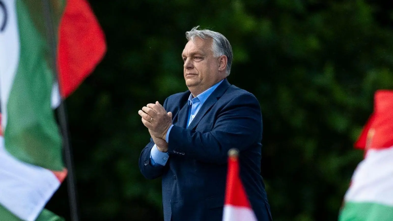 Ungarns Ministerpräsident Viktor Orban spricht in Budapest zu seinen Anhängern. (Foto: Denes Erdos/AP/dpa)