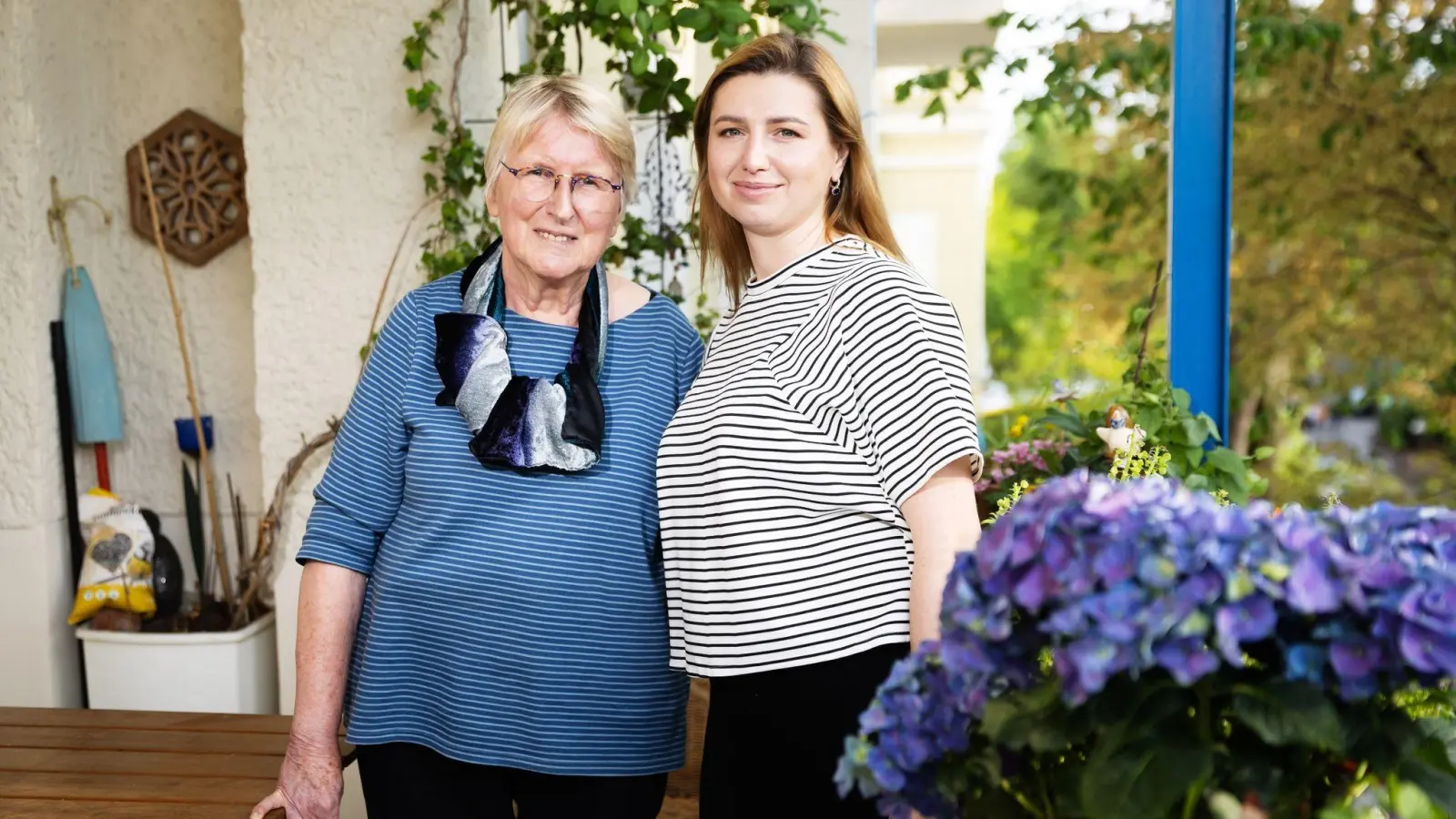 Bevor Olha (r) zu ihrer Gastgeberin Ulla nach Berlin-Friedenau kam, wohnte sie in einer Erstaufnahmeeinrichtung auf dem Gelände einer ehemaligen Nervenklinik in Berlin-Reinickendorf. (Foto: Christoph Soeder/dpa)