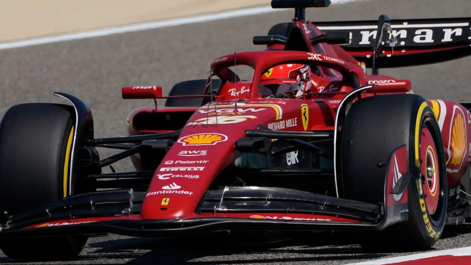 Ferrari-Pilot Charles Leclerc war in Kurve elf über den Randstein hinaus gefahren und hatte dabei offensichtlich die Abdeckung gelockert. (Foto: Darko Bandic/AP/dpa)