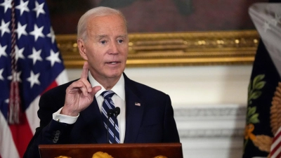 Am 6. Januar 2021 sei die amerikanische Demokratie auf die Probe gestellt worden, sagt Joe Biden.  (Foto: Manuel Balce Ceneta/AP/dpa)