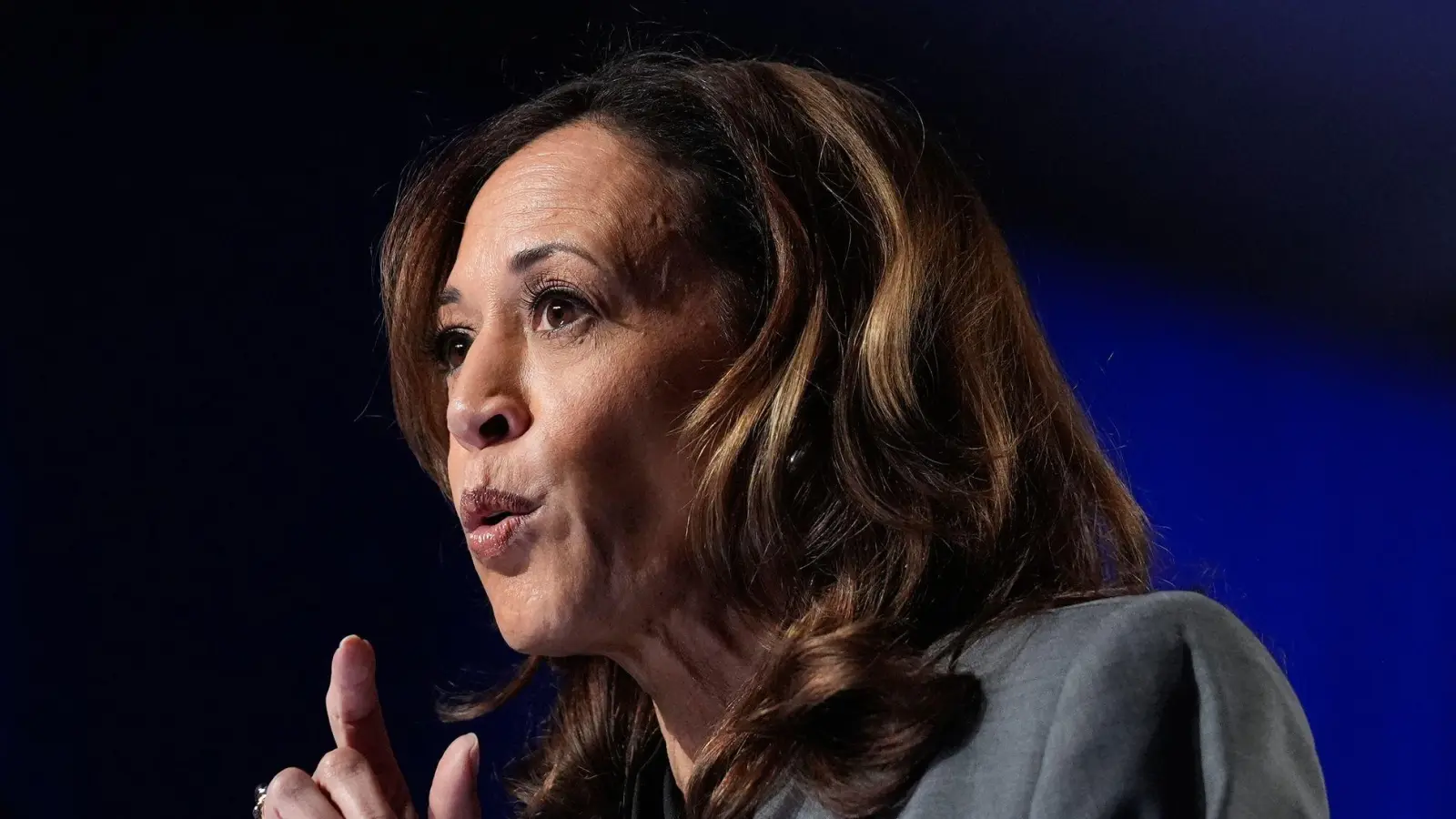 Kamala Harris will sich erneut bei einem TV-Duell mit Donald Trump messen. Doch der blockt bislang ab. (Foto: Brynn Anderson/AP/dpa)