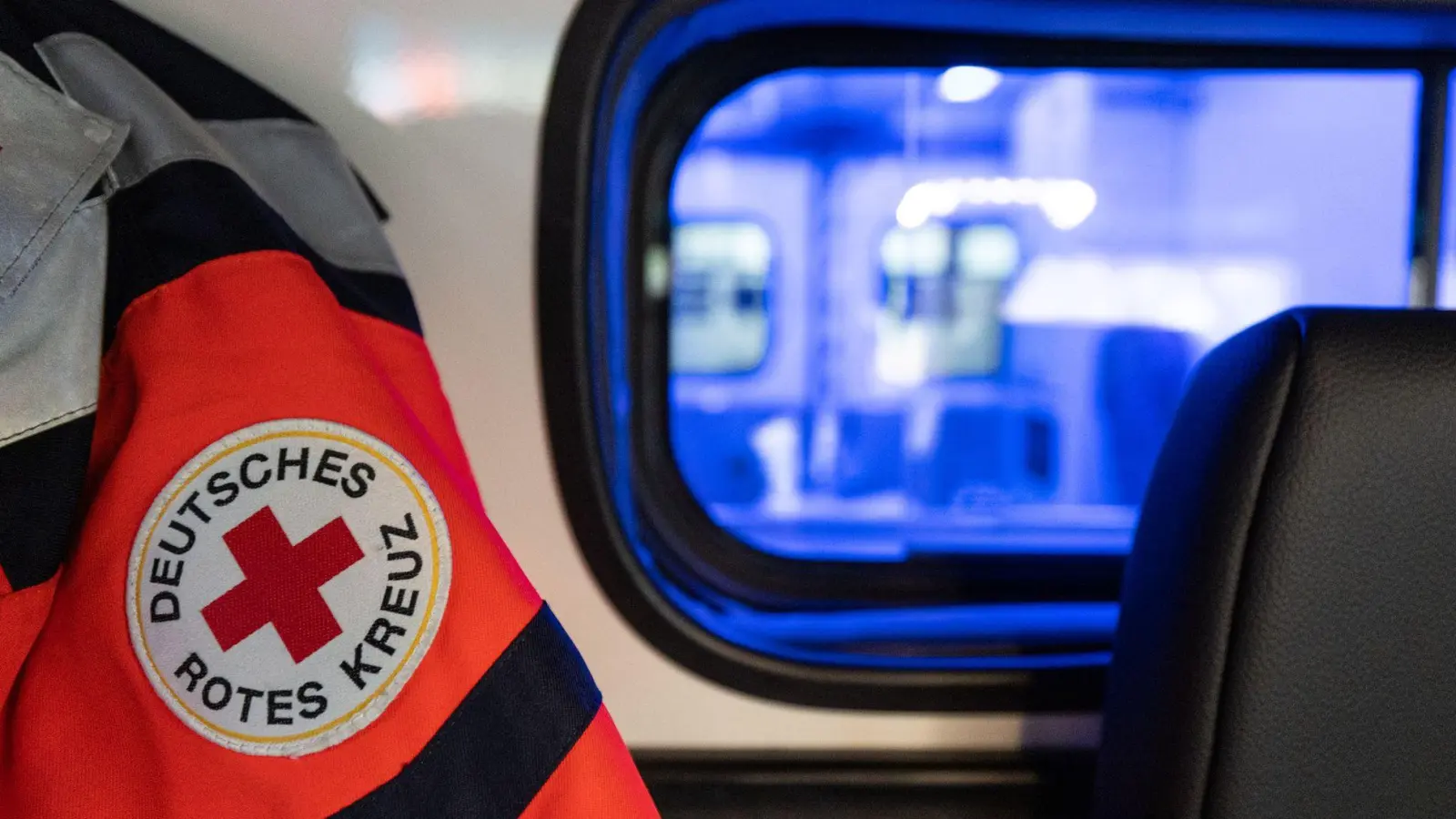 Ein Mann verletzt sich beim Sturz in eine Baugrube schwer. (Symbolbild) (Foto: Hannes P Albert/dpa)