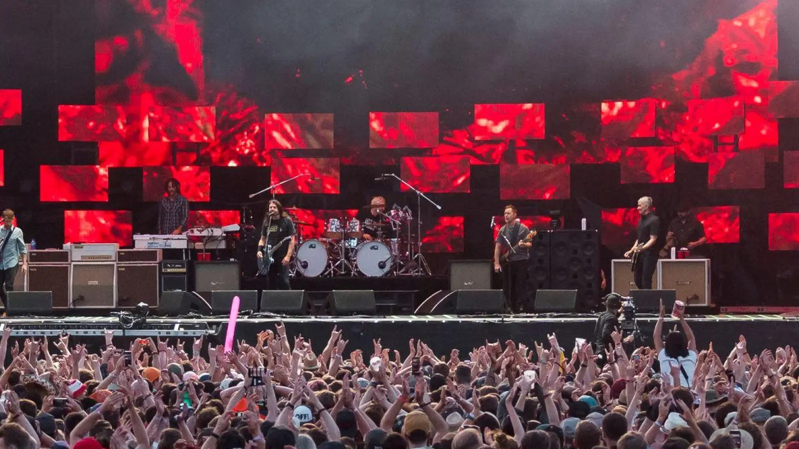 Besucher und Fans sehen sich den Auftritt der Foo Fighters beim Abschluss des Open-Air-Festivals Rock im Park 2023 an. Unter den Festivalbesuchern sind auch immer mehr Ältere. (Foto: Daniel Vogl/dpa)