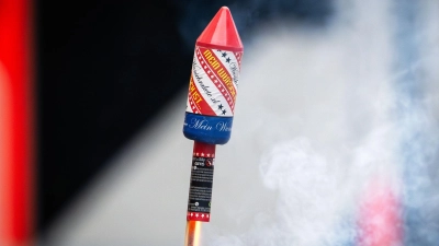 Die Silvesterrakete, die in ein Kinderzimmer flog, hat glücklicherweise niemanden verletzt. (Symbolbild) (Foto: Soeren Stache/dpa)