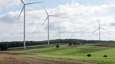 Vier Windräder stehen schon auf Markt Taschendorfer Flur. Nun sollen in dem Gebiet noch zwei weitere hinzu- kommen – eines auf Markt Taschendorfer und eines auf Burghaslacher Seite. (Foto: Nicolas Sportelli)