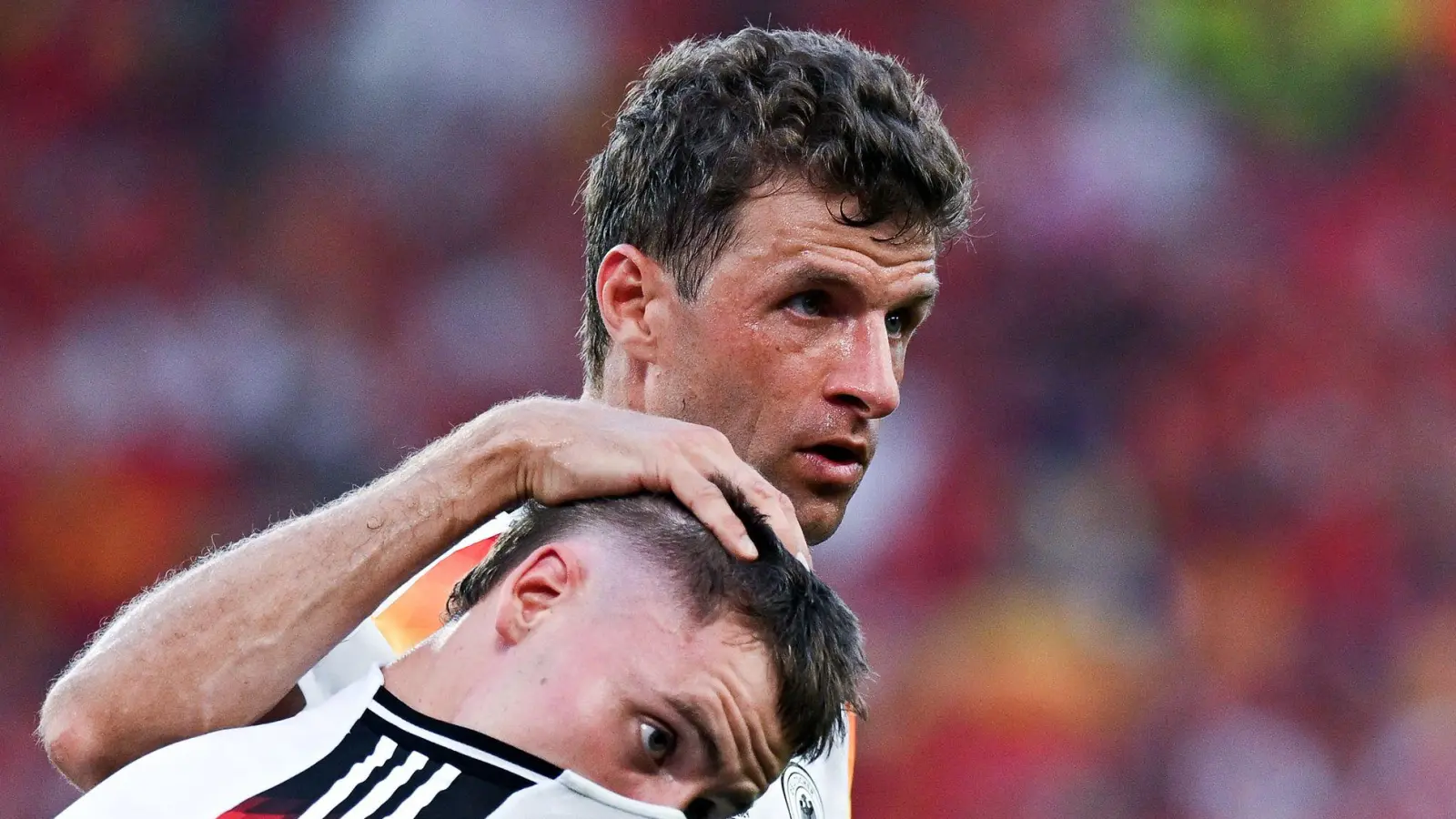 Thomas Müller tröstet Florian Wirtz nach dem EM-Aus. (Foto: Marijan Murat/dpa)