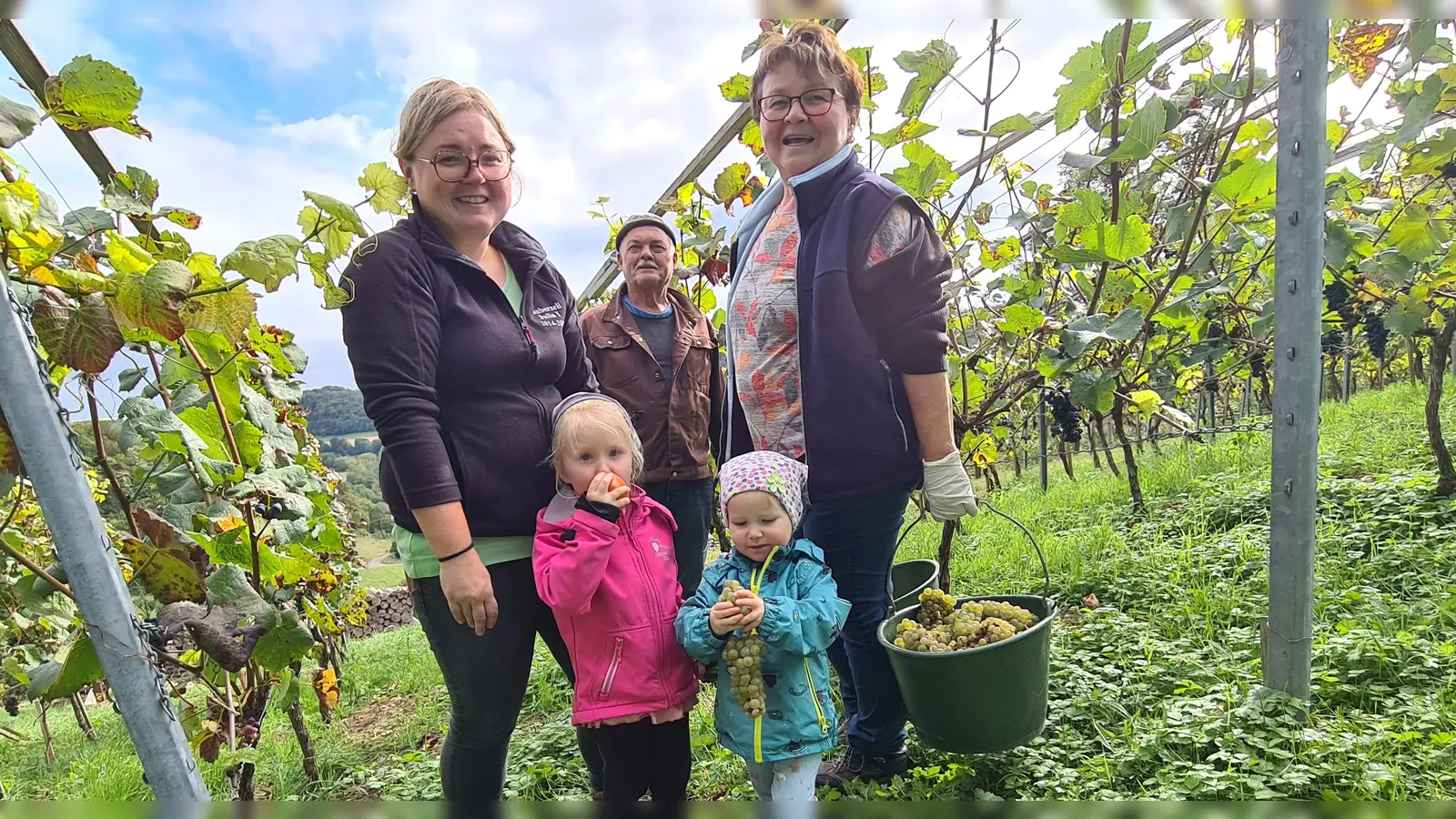 Julia Müller (links) mit ihren Eltern und den Patenkindern Magdalena (links) und Elina bei der Weinlese: Sie haben Johannitertrauben geerntet. (Foto: Margit Schwandt)