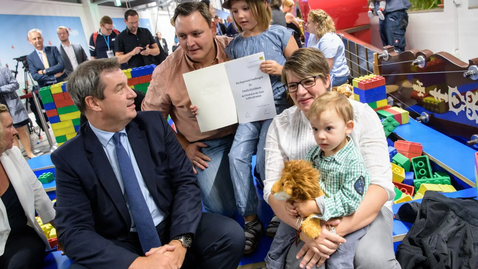 Die Einführung des bayerischen Familiengeldes wurde 2018 mit jeder Menge Fotografen und Kameras zelebriert. Seither hat sich der Freistaat die Sozialleistung zig Milliarden Euro kosten lassen. (Archivbild) (Foto: Matthias Balk/dpa)