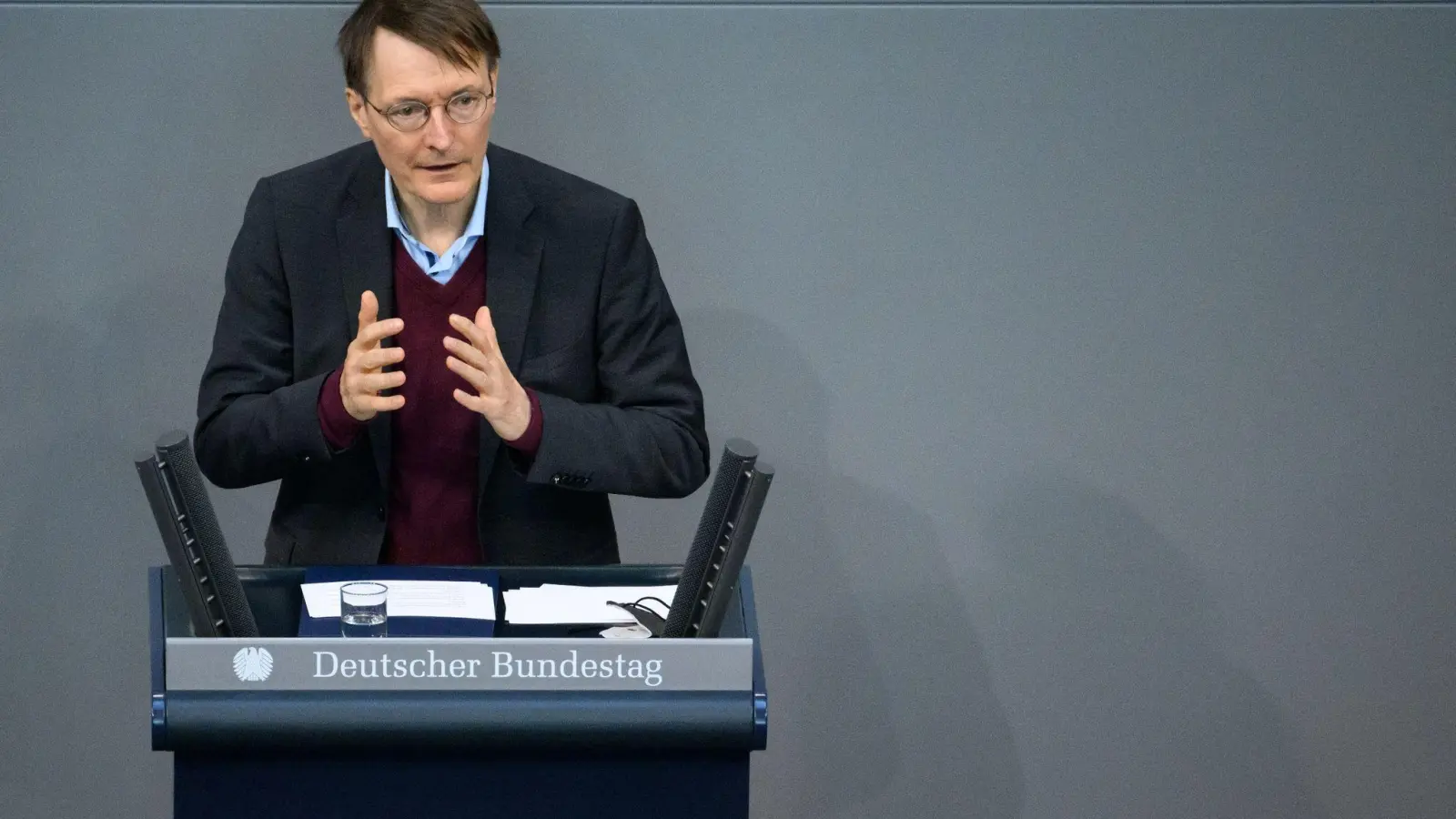 Gesundheitsminister Karl Lauterbach spricht bei einer Debatte im Deutschen Bundestag. (Foto: Bernd von Jutrczenka/dpa)