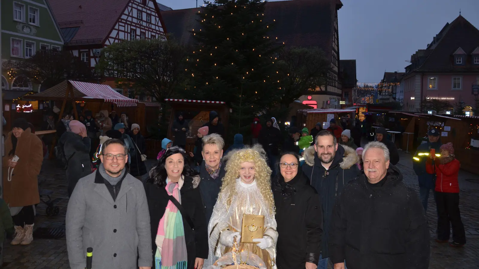 Die wichtigsten „Eröffner“, das Christkind in der Mitte und das stimmungsvolle Ambiente im Hintergrund: Der dreitägige Neustädter Weihnachtsmarkt wurde am gestrigen Freitag eröffnet. (Foto: Christa Frühwald)