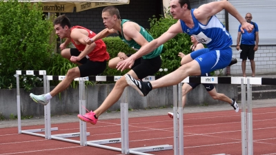 Noch im Gleichschritt: Lukas Kleinschrodt vom TSV Ansbach (Mitte) siegte in der Altersklasse U20 über 110 m Hürden. (Foto: Jörg Behrendt)