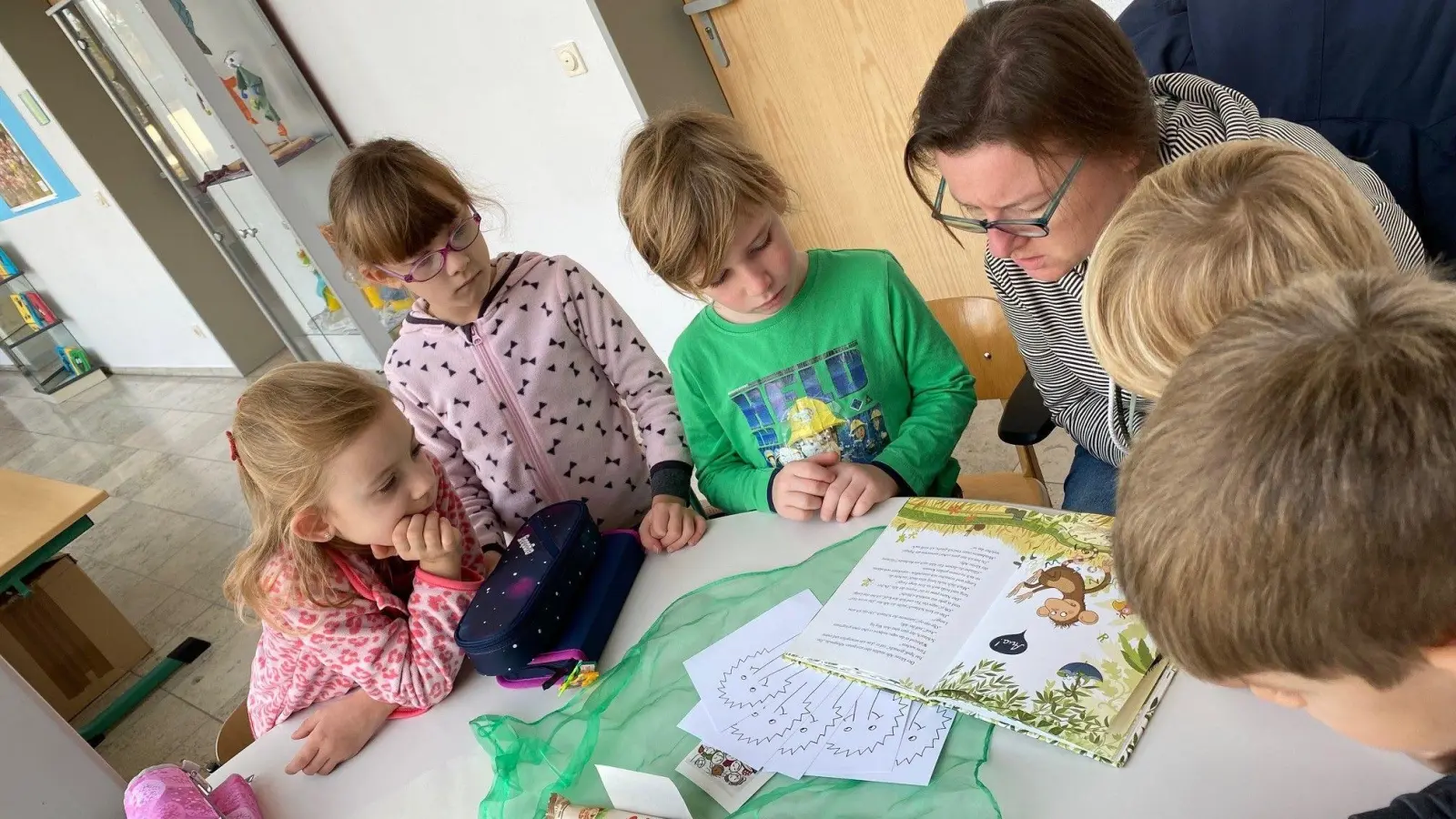 Beim Tag des Buches in der Grundschule Dachsbach-Gerhardshofen hatten Eltern, Großeltern und etliche weitere eigens eingeladene Vorleser ein ebenso dankbares wie aufmerksames Publikum. (Foto: Gaby Böhm)