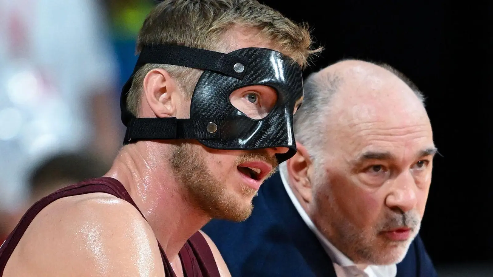 Niels Giffey (l) und Trainer Pablo Laso von München sitzen in einer Pause zusammen. (Foto: Sven Hoppe/dpa)