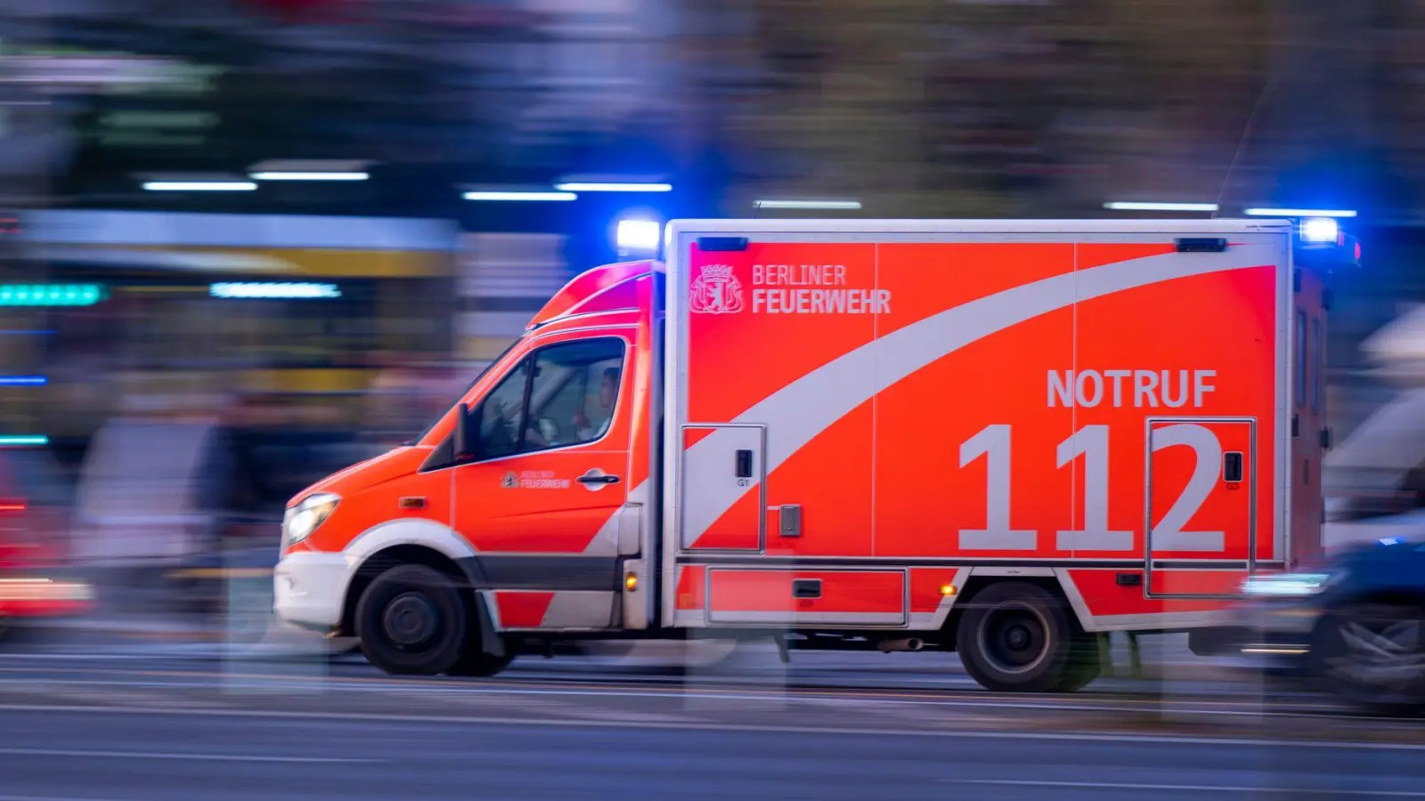 Die beiden Verletzten wurden ins Krankenhaus gebracht. (Symbolbild) (Foto: Monika Skolimowska/dpa)