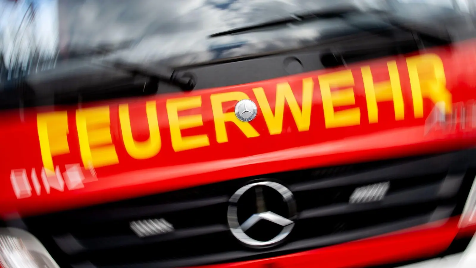 Etwa 140 Einsatzkräfte der Feuerwehr löschten einen Wohnhausbrand in Michelau (Oberfranken). Nach ersten Erkenntnissen war angebranntes Essen die Ursache des Feuers. (Symbolbild) (Foto: Hauke-Christian Dittrich/dpa)