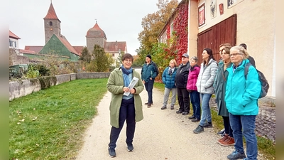 Dr. Kerstin Kech vom Kultur- und Tourismusbüro (links) hat beim großen historischen Tag in der kleinsten Stadt Mittelfrankens Gäste durch Ornbau geführt. (Foto: Diane Mayer)