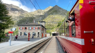 Die Alp Grüm: Hier hält der Bernina Express kurz an und gewährt seinen Fahrgästen einen atemberaubenden Blick auf das Bergpanorama. (Foto: Verena Wolff/dpa-tmn)