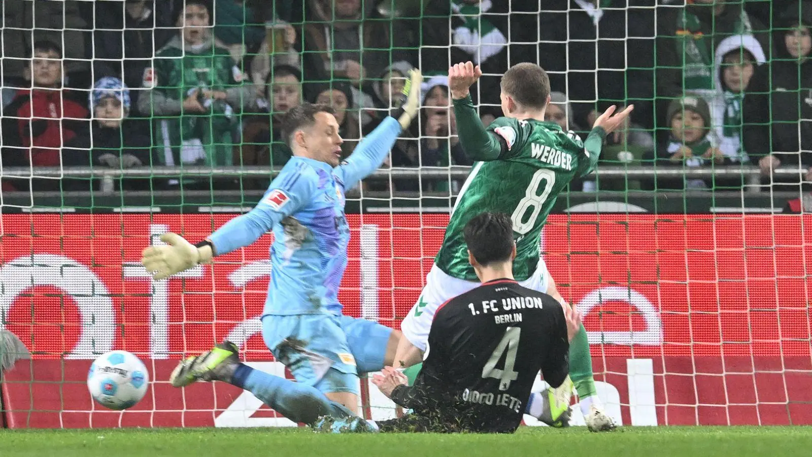 Mitchell Weiser (M) und Werder Bremen sind weiter auf Kurs. (Foto: Carmen Jaspersen/dpa)