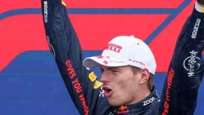 Red-Bull-Pilot Max Verstappen feiert seinen Sieg beim Grand Prix von Kanada. (Foto: Paul Chiasson/The Canadian Press/AP/dpa)