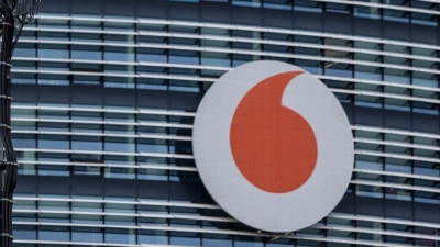 Mobilfunkantennen von Vodafone sind vor der Deutschlandzentrale installiert: Der Telekommunikationsanbieter will sein Handynetz in Deutschland weiter ausbauen. (Foto: Thomas Banneyer/dpa)