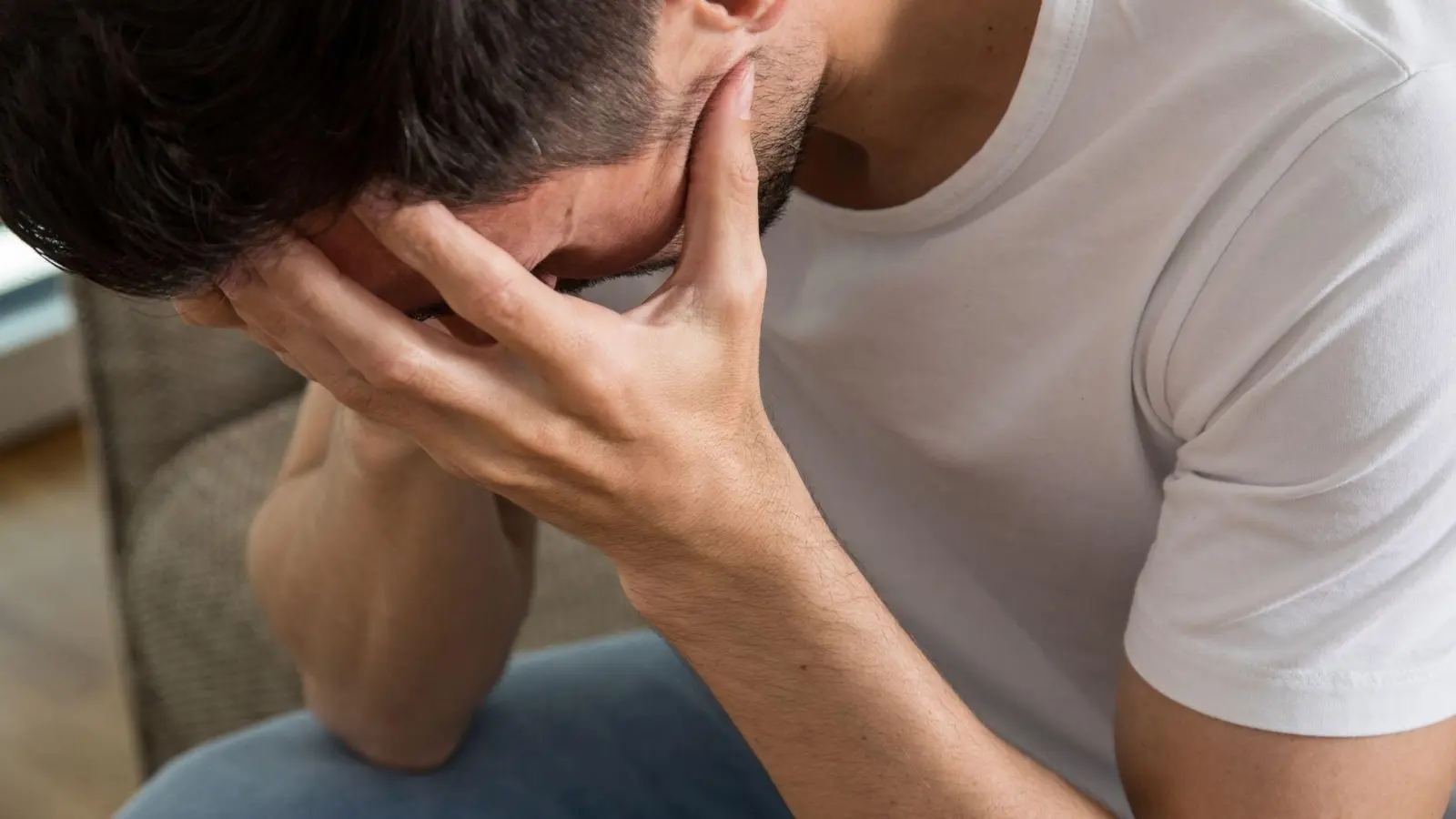 Depressionen beeinträchtigen den Alltag der Betroffenen oft massiv - die geeignete Behandlung kann Linderung bringen. (Foto: Christin Klose/dpa-tmn)