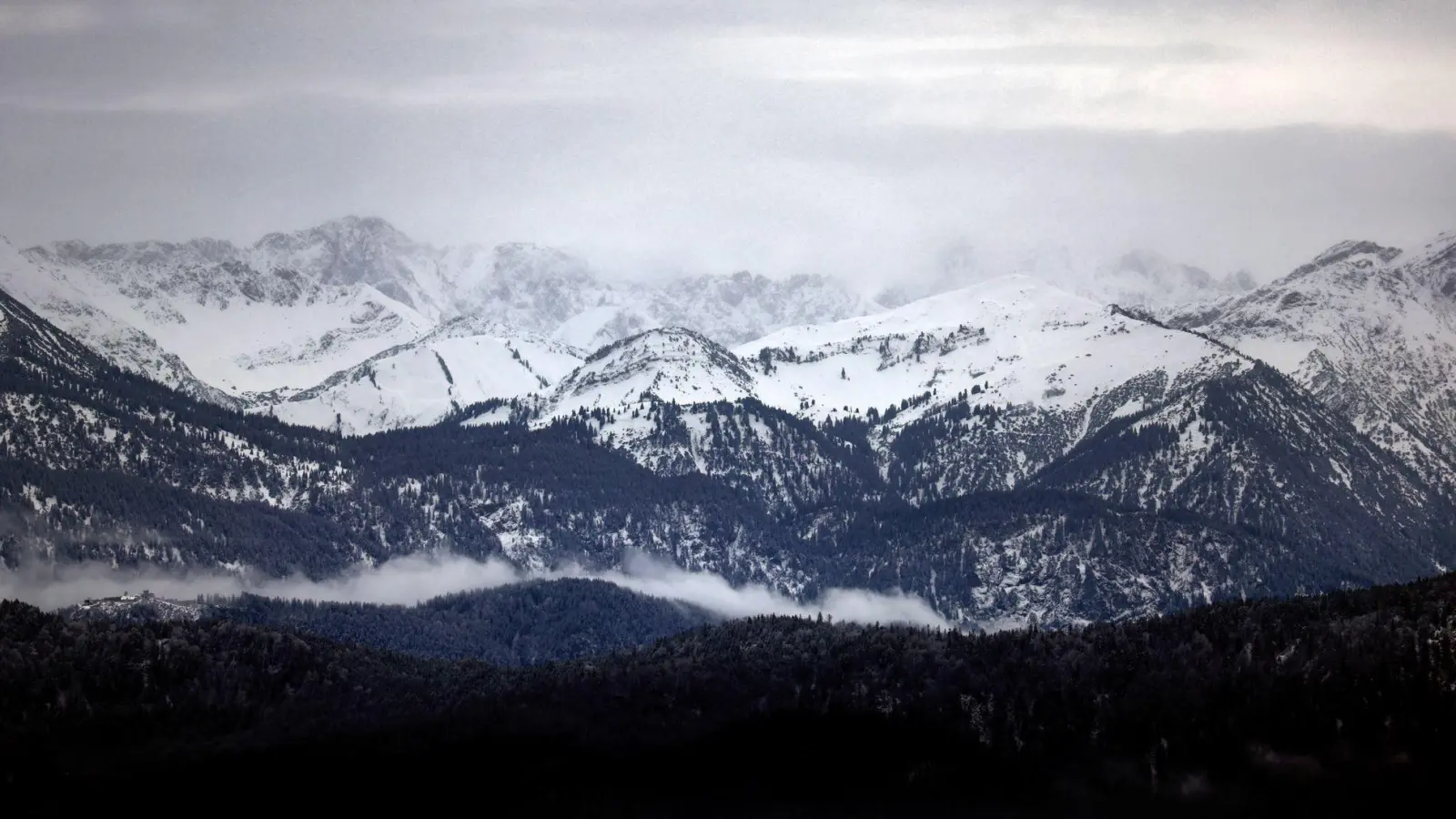 Winterlicher Ausblick: Schneebedeckte Alpen bei Sonnenschein – ein Bild, das an Weihnachten in Bayerns Bergen Realität werden könnte. (Symbolbild) (Foto: Karl-Josef Hildenbrand/dpa)