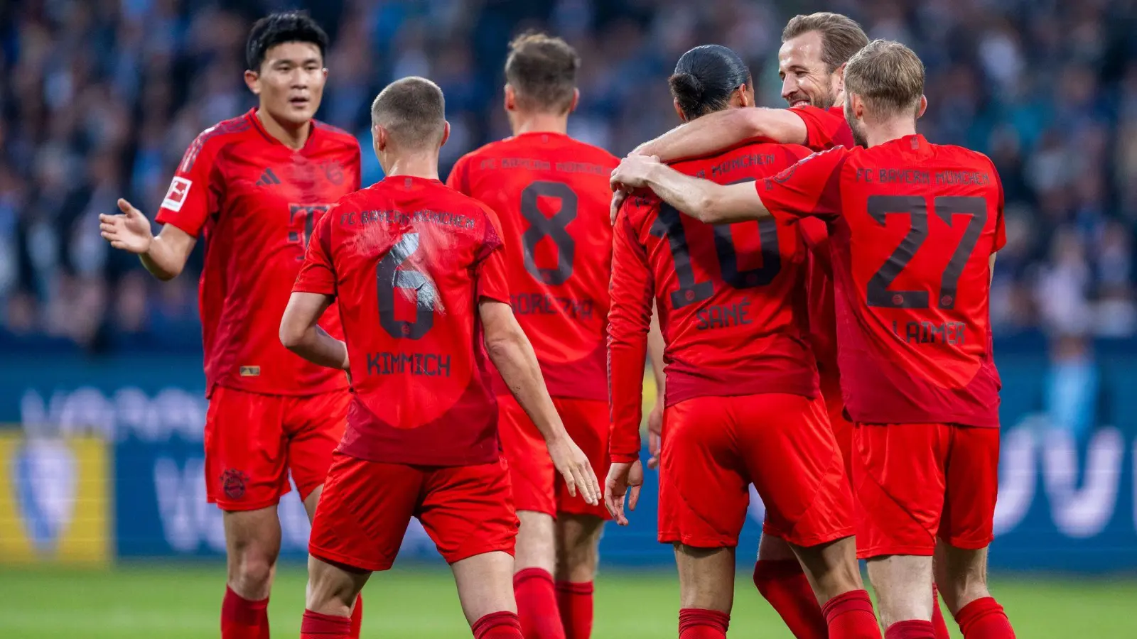 Jubel nach der Tristesse: Die Bayern spielten sich in Bochum den Frust von der Seele. (Foto: David Inderlied/dpa)